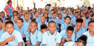 Muchanan a habri aña eskolar alabando Señor