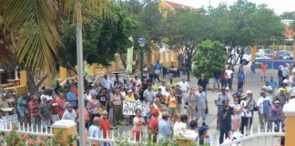 Pueblo a akudí masalmante na manifestashon