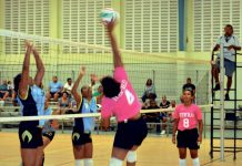 Akshon durante partido di vòlibòl