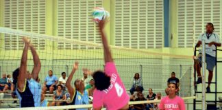 Akshon durante partido di vòlibòl