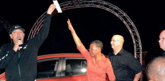 Petri Gingrich a bai ku outo di Flamingo TV