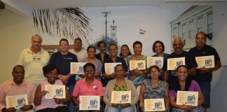 Grupo entusiasmá a sigui kurso di historia i kultura
