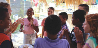 Muchanan ta aktua den nan propio pelíkula