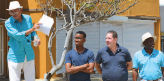 Nicolaas Store ku hopi atenshon den ‘Walking City tour’