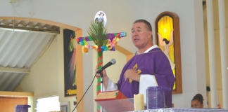 Pader Baak ku krus spesial pa Pasku di resurekshon.