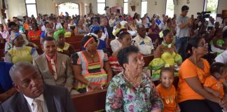 Pader Baak ta deseá un pastor di suela Boneriano