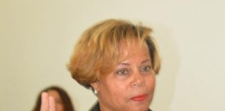 Promé deurwaarder femenino di korte