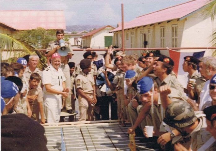 Tur aña tabata habri porta di kazèrne pa tur hende bishitá i mira kon e bida i aktividatnan militar tabata hinká den otro.