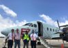 Promé buelo di EZ Air pa Baranquilla Riba e pòtrèt d.r.p.d. Co-piloto José Zambrano, direktor di EZ Air René Winkel, mekániko Joaquin Fuentes Coronado i kapitan Franklin Antoin. (Foto kortesia di EZ Air)