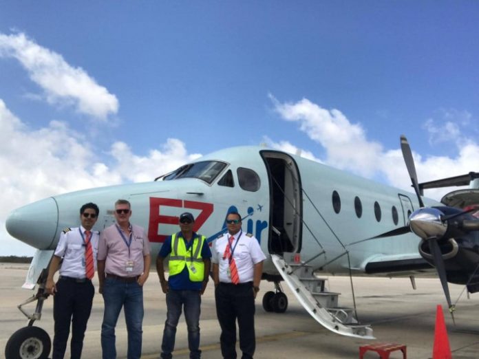 Riba e pòtrèt d.r.p.d. Co-piloto José Zambrano, direktor di EZ Air René Winkel, mekániko Joaquin Fuentes Coronado i kapitan Franklin Antoin. (Foto kortesia di EZ Air)