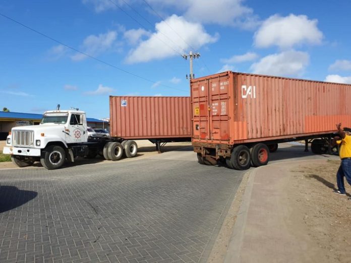 kònteiner a keda duars den kaminda dilanti stadion na Kaya Betico Croes