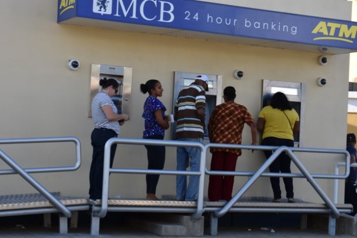 Bankonan ta mandando hende pa lanta sèn ku karchi na bankomátiko. Ta tene kuenta ku hende grandi?