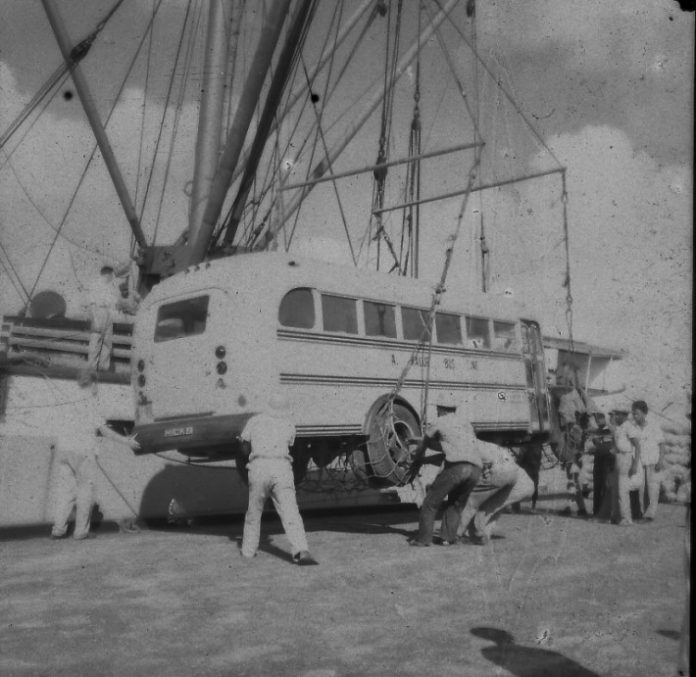 Deskarga vehikulo for di barku/ Fotonan di antaño ta siña hopi kos.