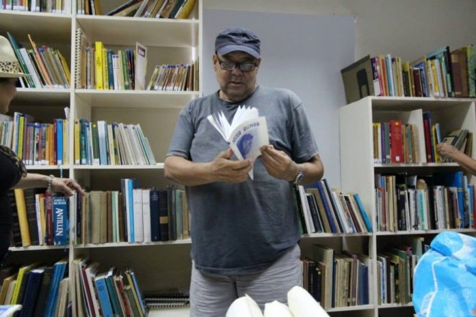 Biblioteka ta yen di buki. E bukinan aki, huntu ku archivo di FuHiKuBo, tantu papel, foto, komo material oudiovisual, ta sirbi komo fuente pa tur sorto di investigashon. Personal di Biblioteka Públiko a ordená e bukinan aki hopi bon.