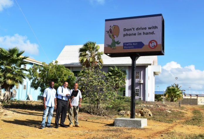 Riba e potrèt d.r.p.d. Raynel Cecilia, gezaghebber Edison Rijna i Gerald Ellis.