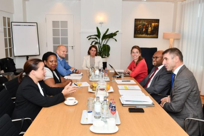 Sekretario di Estado di Salubridat Públiko, Bienestar i Deporte, VWS, Paul Blokhuis i diputado Nina den Heyer