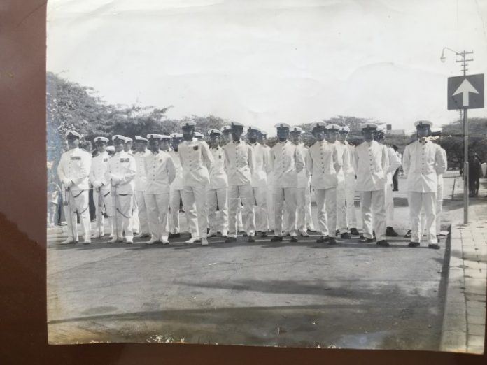 Bunita rekuerdo. Di dos i tres fo’i man drechi ami i Bram Charles (†). Randolf (Dò) Craane, tambe di nos ‘lichting’, no ta riba e mundu aki mas