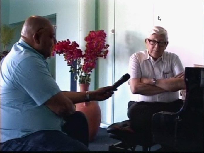 Bòi Antoin entrevistando Wim Statius Muller na un di e diferente okashonnan ku el a presentá na Boneiru.
