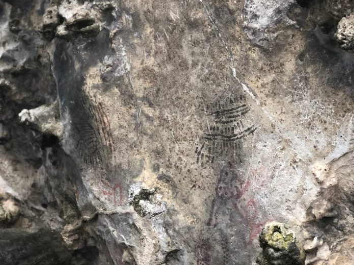 Pinturanan indjan ta sugerí inkorektamente ku e promé bonerianonan a biba den kueba, loke no ta bèrdat. Kueba tabata nan lugánan di seremonia religioso