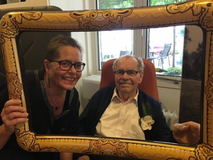 Harry Holten djasabra, dia ku el a kumpli 100 aña, huntu ku su yu Joukje Holten