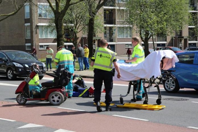 Na Hulanda mes, unda tin provishon den infrastruktura pa skutmobil por move mas sigur, tin basta aksidente kaminda outo ta alkansá hende riba skutmobil.