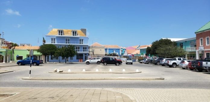 E foto aki ta mustra e edifisio nobo, kasi kla konstruí, den Playa. Djadumingu a saka e foto aki, ku di mes lugánan pa stashoná outo na abundansia.