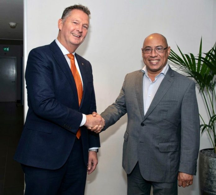 diputado Elvis Tjin Asjoe ku direktor di Servisio di Impuesto di munisipio Amsterdam