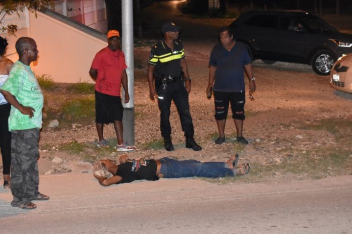 Hòmber ta pone polis aribabou