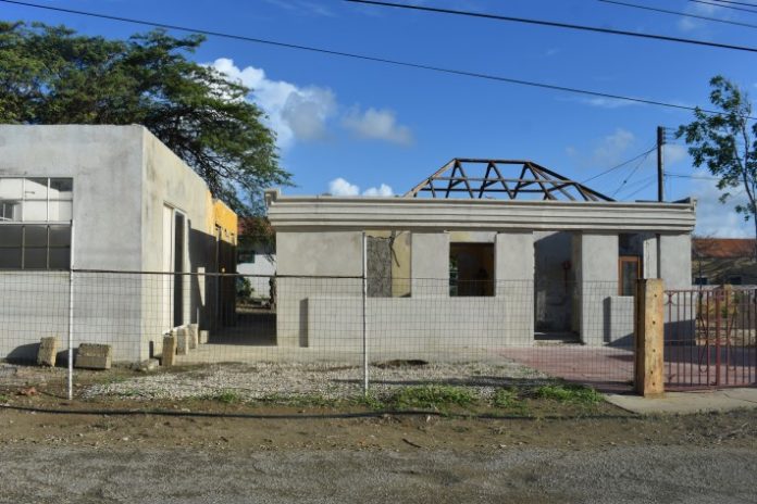 Roberto Anthony huntu ku su esposa Julia Anthony-Semeler, a biba den e kas aki te na nan morto.