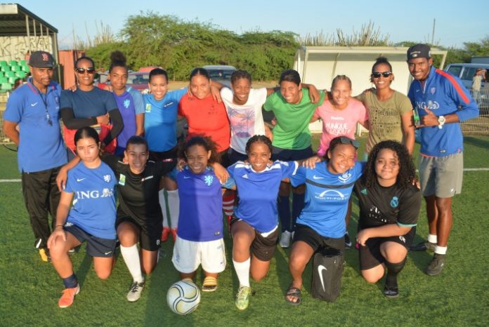 Selekshon futbòl femenino