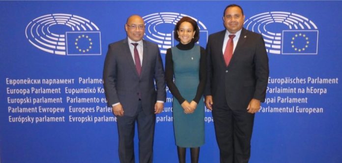 Gezaghebber Edison Rijna i diputado Elvis Tjin Asjoe, huntu parlamentario oropeo Samira Rafaela.