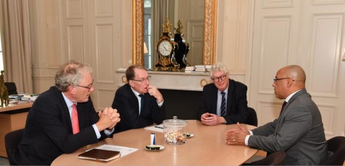 Diputado Elvis Tjin Asjoe den kombersashon ku visepresidente di Raad van State Thom de Graaf, Staatsraad Jan Franssen i sekretario Rob Visser. (Foto: Nico van der Ven).