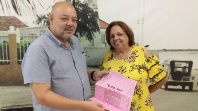Magda Nicolaas, nietu di Noni Nicolaas, fundadó di Nicolaas Store na Aruba, a hasi un opsekio importante na Fundashon Históriko Kultural Boneriano (FuHiKuBo)