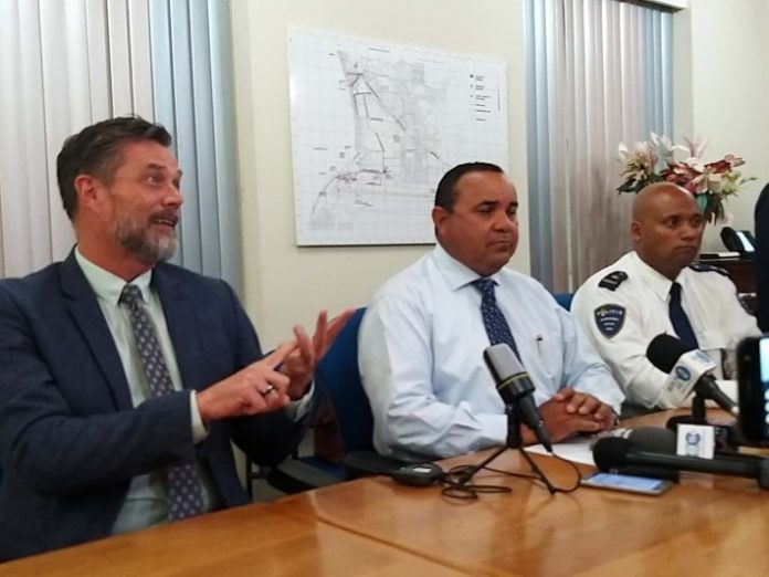 D.r.p.d. Bote ter Steege, Fiskal Mayó, Gezaghebber Edison Rijna i hefe di Polis suplente, Alwyn Braaf