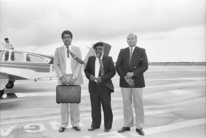 Rudy Ellis huntu ku Ramonsito Booi i Broertje Janga, tres polítiko ku a laga nan stèmpel atras den e último 3 pa 4 dékadanan di siglo pasá.