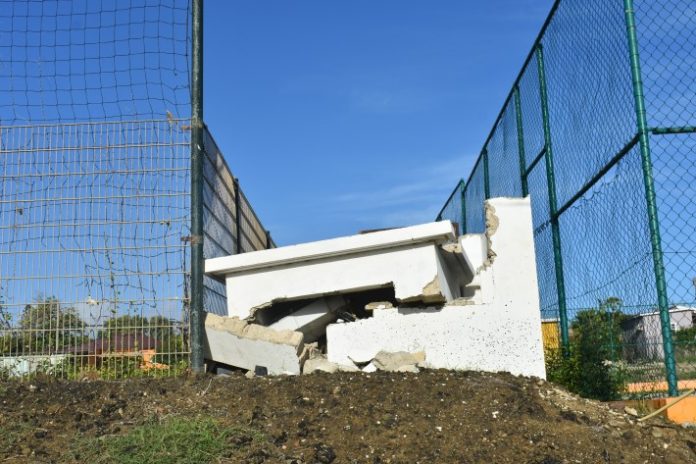 Esaki ta e kashita di elektrisidat ku instalashon pa regulá koriente pa e lusnan di kancha por sende.