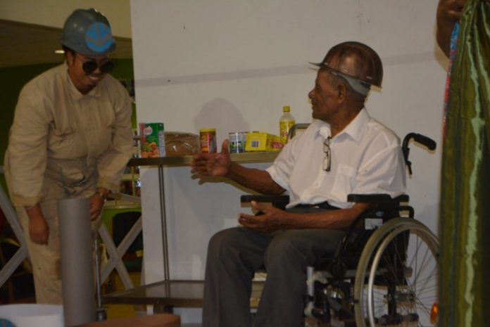 tempu' na Mariadal, hasiendo su trabou di den pasado na Shell.