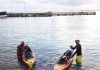 Ryan i Anthony a yega Kòrsou bon riba kayak