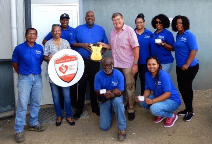 Dr. van Dongen i dr. Pourier, ta entregá e AED na direktor di Krusada, sr. Josepha.