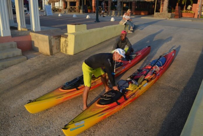 Ryan i Anthony a regresá Kòrsou riba kayak