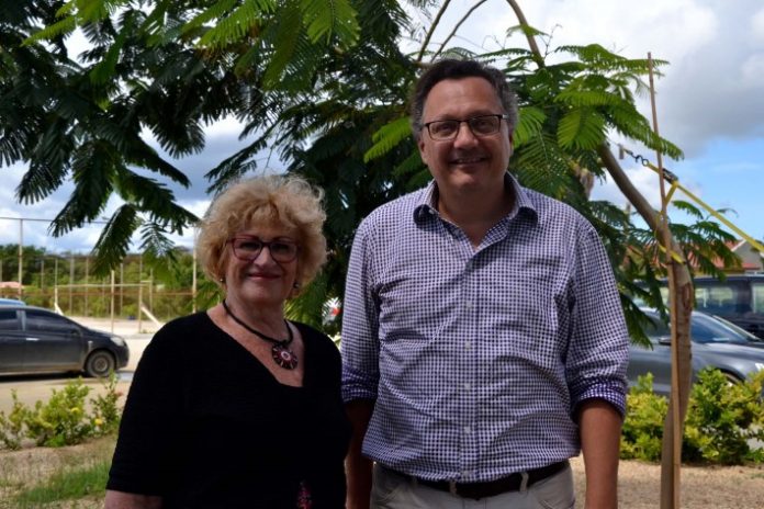Dosentenan Thea Hulsmans i Frank van der Heiden tin elogio pa MHC