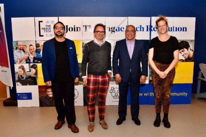 Diputado Elvis Tjin Asjoe a haña un rekorido den The Hague Tech. (Foto: Nico van der Ven)