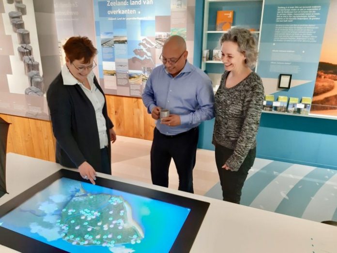 Diputado Tjin Asjoe a haña na VVV Inspiratiepunt Domburg splikashon tokante éksito di e maneho di turismo di Zeeland.