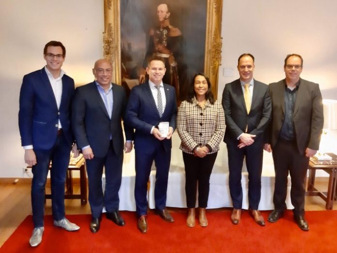 Diputado Elvis Tjin Asjoe, ‘Kwartiermaker Deelnemingen’ Nerry Gonzales, huntu ku diputado Jo-Annes de Bat i su staf. Na man robes miembro di Staten Provinsial Harold van de Velde.
