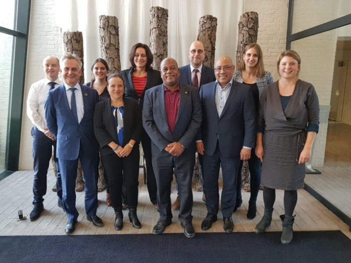 Durante nan bishita di trabou na Hulanda, diputadonan Nina den Heyer, James Kroon i Elvis Tjin Asjoe, a bishitá entre otro munisipio di Soest pa interkambiá di idea ku e Wethoudernan.