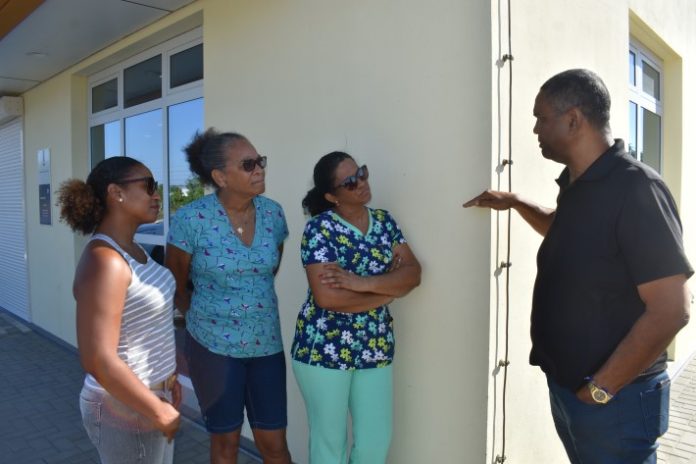 Bob Harms di ZVK atendiendo profeshonalnan ku ta kai bou di Zorggroep BES, na momentu ku nan a akudí na ZVK pa pidi splikashon.