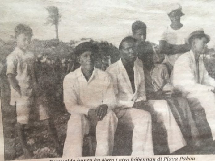 Romualdo Coffi huntu ku Naro Engelhardt i otro amigunan di Playa Pabou.