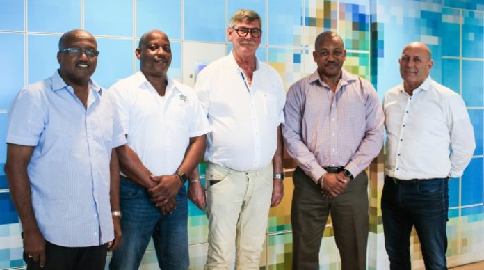 Riba e potrèt d.r.p.d. Roland Ignacio di ABVO, Melvin Sint Jago di NAPB, Leon van der Hulst di ACOM, Francisco Mariana di WICSU-PSU i negoshadó di dunadó di trabou Jan Helmond di RCN.