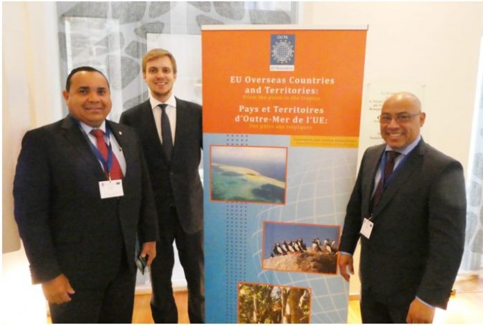 Na Brussel gezaghebber Edison Rijna i diputado Elvis Tjin Asjoe a papia ku e promé sekretario di e Representashon Permanente di Reino na Union Oropeo, Sander Hulshof