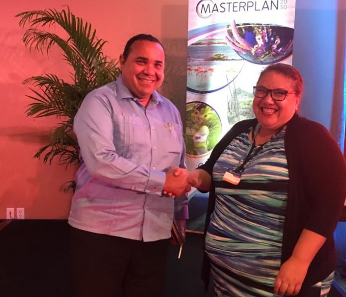 Gezaghebber Edison Rijna den kombersashon ku direktor Kate Brown di Global Island Partnership ku a anunsiá afiliashon di Boneiru na e ret internashonal Local2030 Islands Network di Nashonnan Uní.